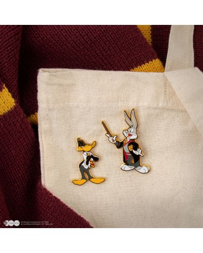 Set bedževa CineReplicas Animation: Looney Tunes - Bugs and Daffy at Hogwarts (WB 100th) - 4
