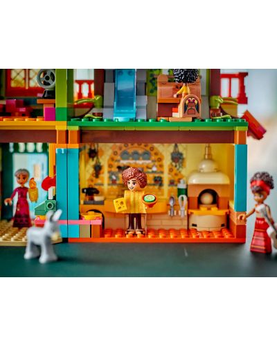 Konstrukcijski set LEGO Disney - Magična kuća obitelji Madrigal (43245) - 9