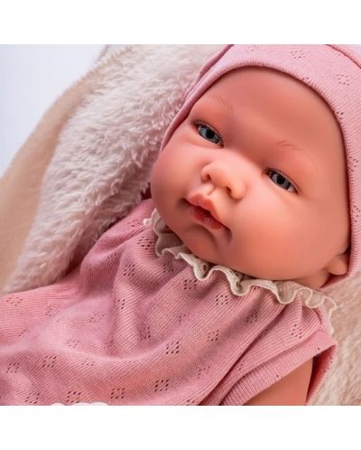Lutka-beba Asi Dolls - Maria, s ružičastim bodijem i bež dekicom, 43 cm - 2