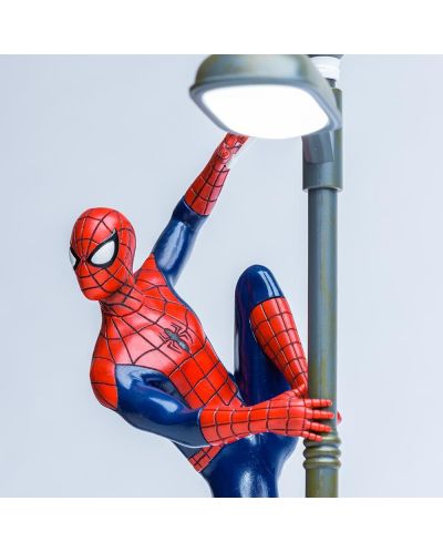 Svjetiljka Paladone Marvel: Spider-Man - Spidey on Lamp, 33 cm - 2