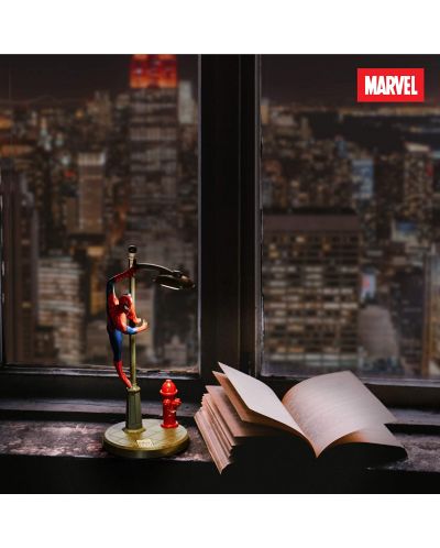 Svjetiljka Paladone Marvel: Spider-Man - Spidey on Lamp, 33 cm - 5