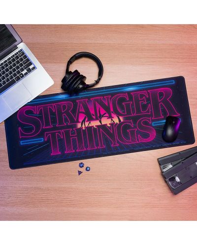 Podloga za radni stol Paladone Television: Stranger Things - Arcade Logo - 3
