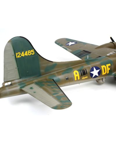 Model za sastavljanje Revell Vojni: Zrakoplovi - B-17F Memphis - 2