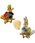 Set bedževa CineReplicas Animation: Looney Tunes - Bugs and Daffy at Warner Bros Studio (WB 100th) - 1t