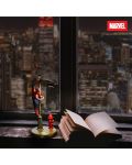 Svjetiljka Paladone Marvel: Spider-Man - Spidey on Lamp, 33 cm - 5t