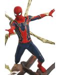 Kipić Diamond Select Marvel: Avengers - Iron Spider-Man, 30 cm - 4t